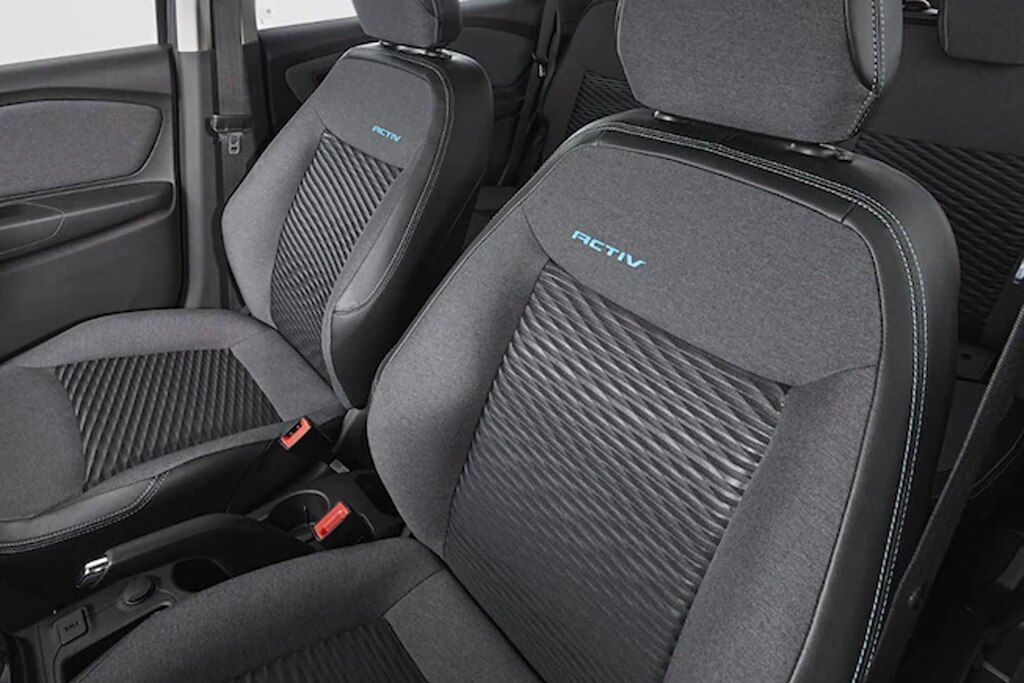 Bancos frontais do SUV Chevrolet Spin Activ