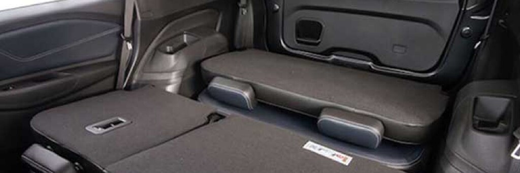 Bancos traseiros rebatidos do SUV Chevrolet Spin Activ